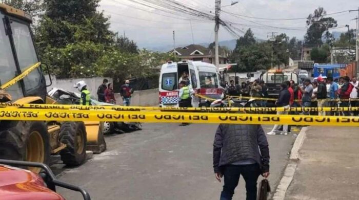 Impacto de retroexcavadora contra auto en Ambato