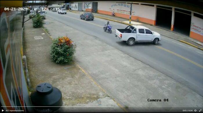 Motociclista queda sobre el balde de una camioneta tras fuerte siniestro en Quinindé