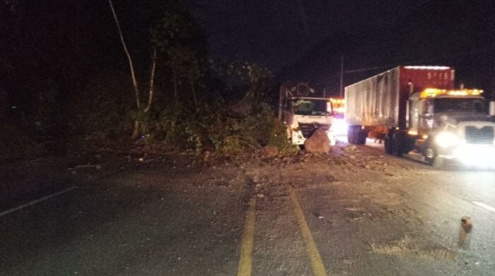 Tres carriles cerrados en la vía Alóag – Santo Domingo tras deslizamiento de tierra