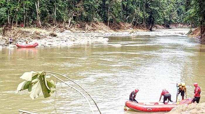 Bus interprovincial cae al río Blanco, en vía Puerto Quito, en feriado