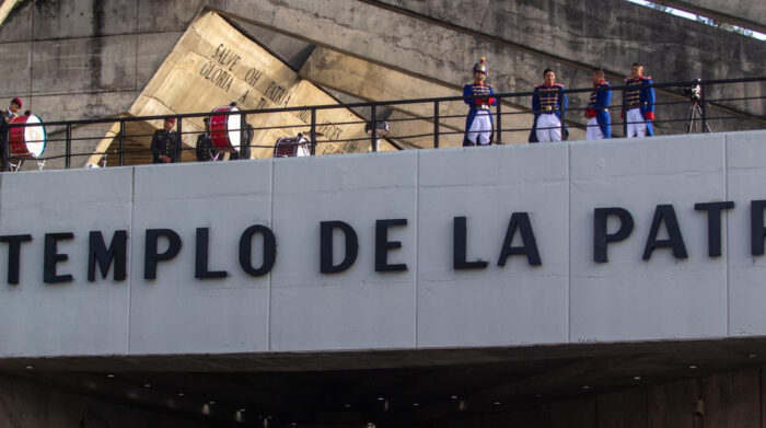 El Templo de la Patria en Quito congrega a autoridades, militares y miembros de la comunidad por el 24 de Mayo