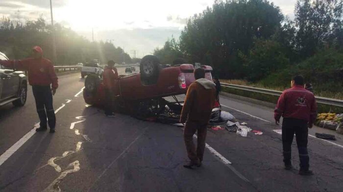 Vehículo volcado en la Ruta Viva provoca cierre vial en Quito