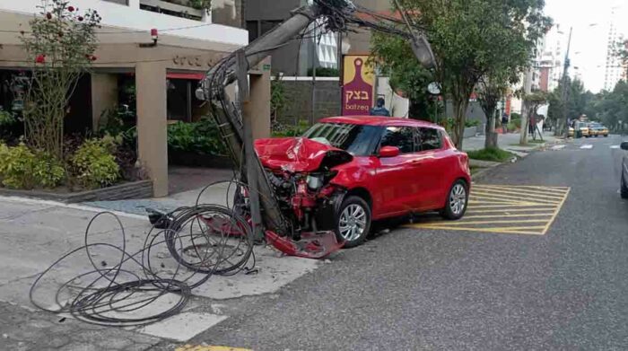 Vehículo derriba poste en av. González Suárez, en Quito