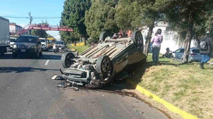 Una persona herida en volcamiento de vehículo en la av. Mariscal Sucre, en Quito