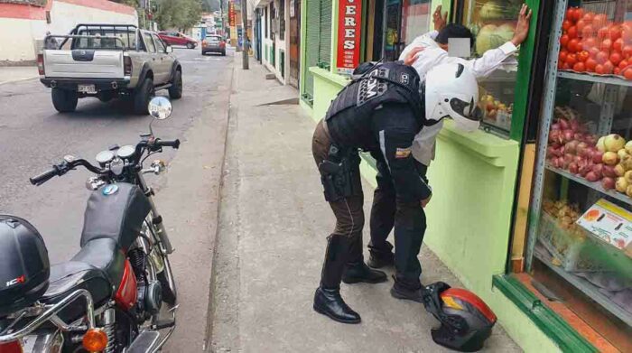 Motociclista detenido en centro de Quito involucrado en asaltos a personas