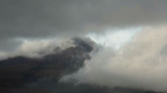 Volcán Cotopaxi emite nube de gas y ceniza este 31 de mayo