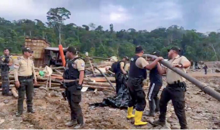 Ecuador destruye maquinaria de minería ilegal que operaba en la Amazonía