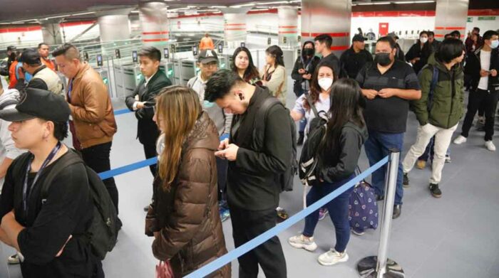 Metro de Quito cobra tarifa de forma intermitente