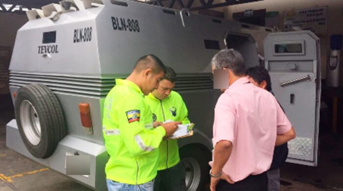 Hombres vestidos de policía asaltan vehículo de entidad financiera en Quito