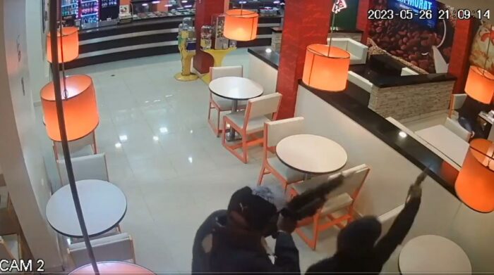 Armados con ametralladoras asaltan una pizzería en Quito