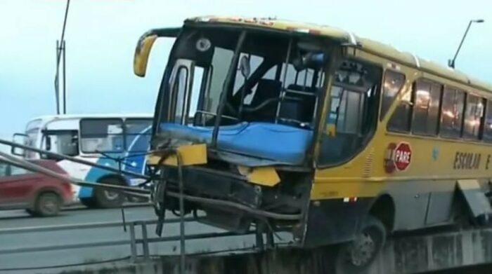 Bus de transporte escolar sufre siniestro en puente Unidad Nacional