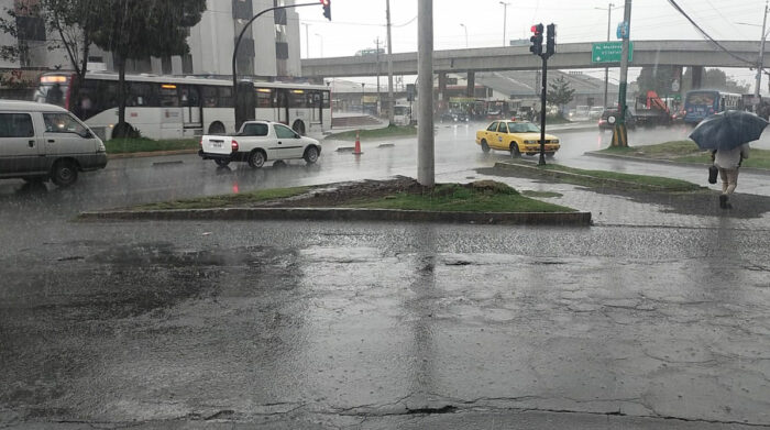 Fuerte lluvia afecta a barrios del sur de Quito