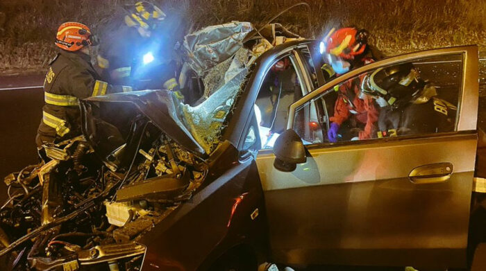 Hombre queda atrapado en un auto por siniestro de tránsito en Quito