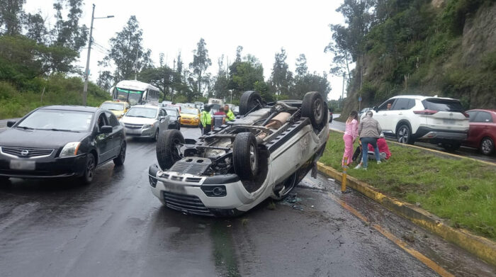 Volcamiento en la av. Simón Bolívar y un estrellamiento en av. Mariscal Sucre en inicio del 1 de mayo