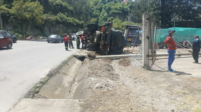 Volcamiento en Guápulo bloquea paso en carril de la av. Simón Bolívar