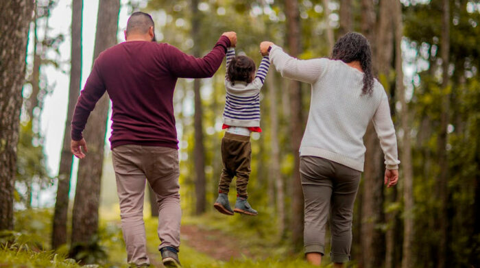 El uso excesivo de pantallas en niños puede ‘interferir en una sana relación familiar’