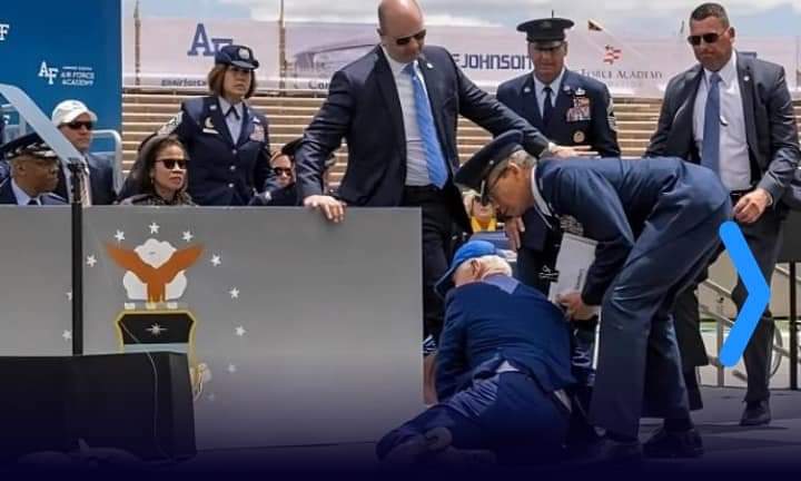 Joe Biden sufre terrible caída durante evento de Fuerza Aérea de Estados Unidos