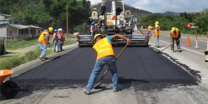 Un daño en la Refinería de Esmeraldas provoca la escasez de asfalto y paraliza obras en Quito y Guayaquil