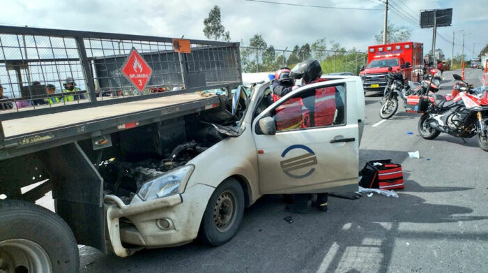 Camioneta choca y se incrusta debajo de plataforma en av. Simón Bolívar, en Quito