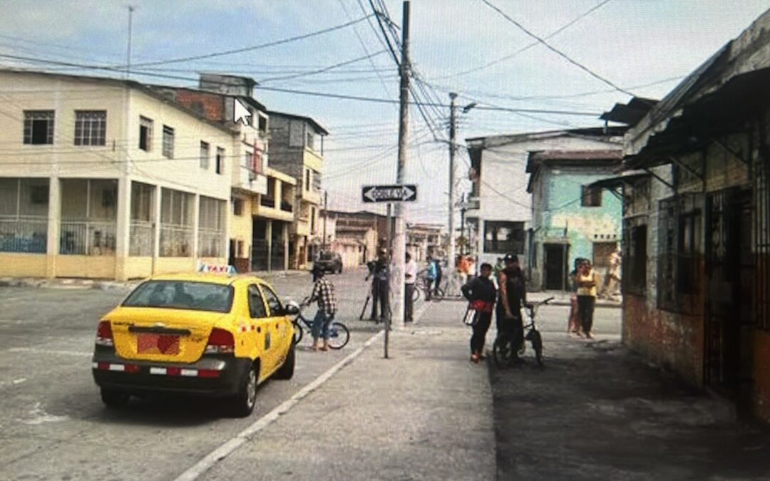 Un taxista fue rescatado en el suburbio cuando estaba maniatado en el asiento trasero de su carro