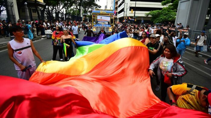 Marcha del Orgullo pintó de arcoiris al centro de Guayaquil