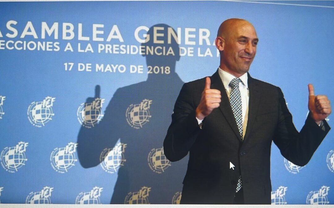 Polémico beso de Luis Rubiales a Jenni Hermoso le podría costar al titular de la Real Federación Española de Fútbol una sanción de 15 años por parte de FIFA