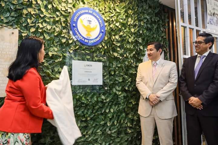 ACTO DE DEVELIZAMIENTO DE PLACA DE ACREDITACIÓN DE LA CARRERA DE ENFERMERÍA DE LA UNIVERSIDAD DE GUAYAQUIL.