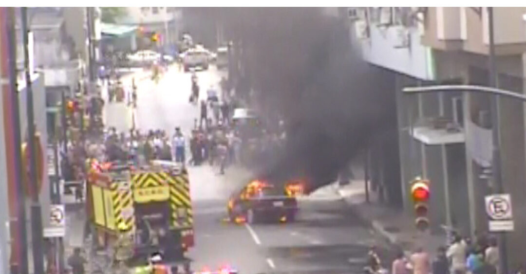 Incendio de un vehículo en el centro de Guayaquil activan las alarmas