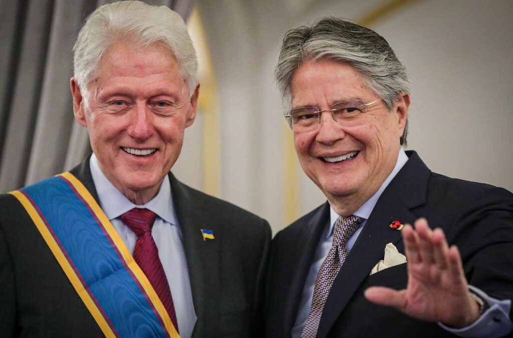 Lasso entregó condecoraciones a Bill Clinton y a otra personalidades estadounidenses