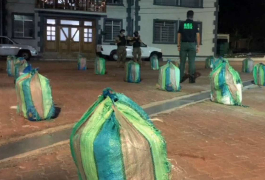 En Galápagos la Policía Nacional decomisó droga oculta en 32 bultos