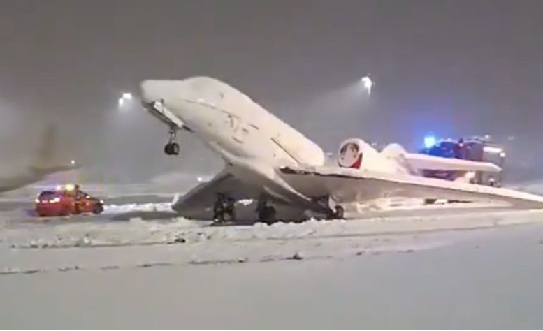 Un avión se congeló en una pista de aterrizaje en Alemania