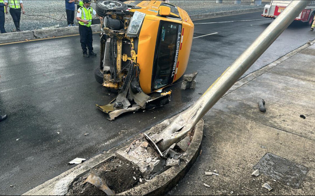 Un expreso con trabajadores del ECU 911 se volcó en el puente que conecta Samborondón con Sauces