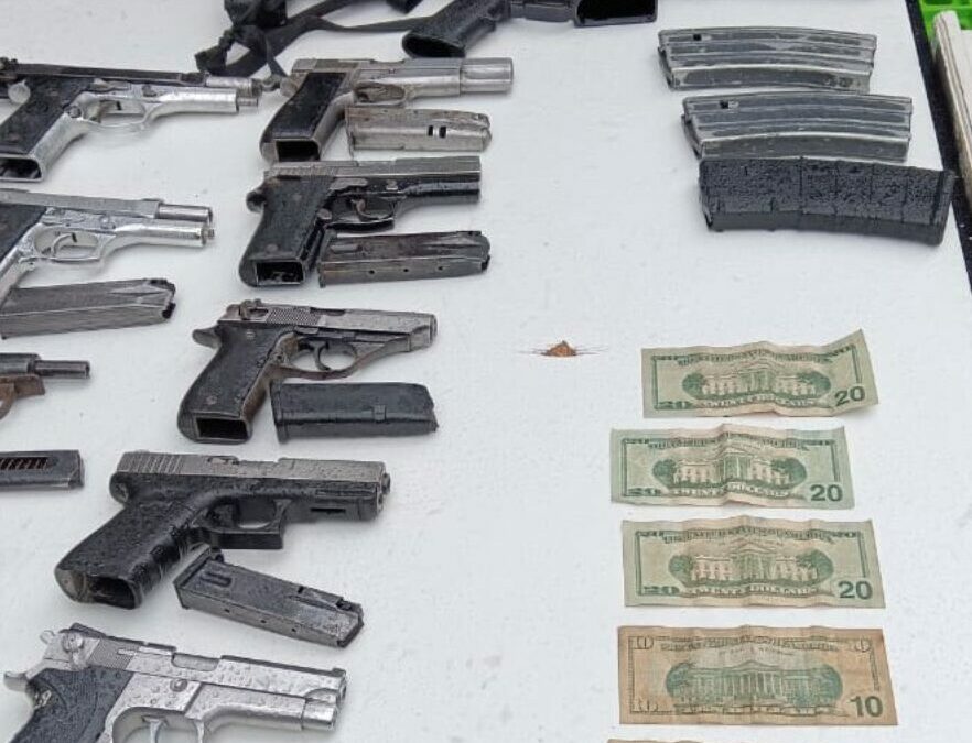 Decenas de armas de fuego, municiones, droga y dinero fueron decomisadas en las cárceles