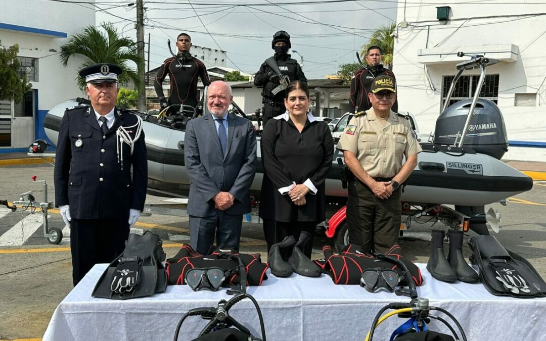 Policía Nacional recibió una embarcación y equipos de buceo por parte de Francia