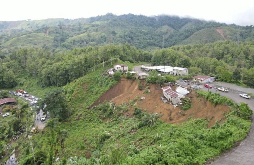 Intensas lluvias en Esmeraldas dejan deslizamiento, inundaciones y damnificados