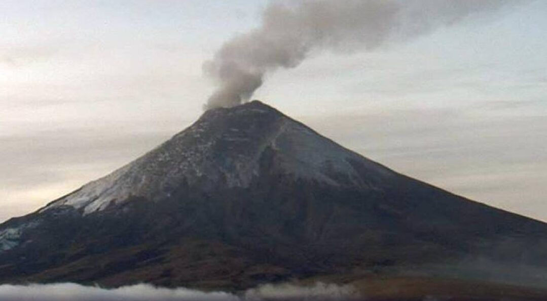 El volcán Cotopaxi se reactiva después de cuatro meses y expulsa flujos de agua y lodo