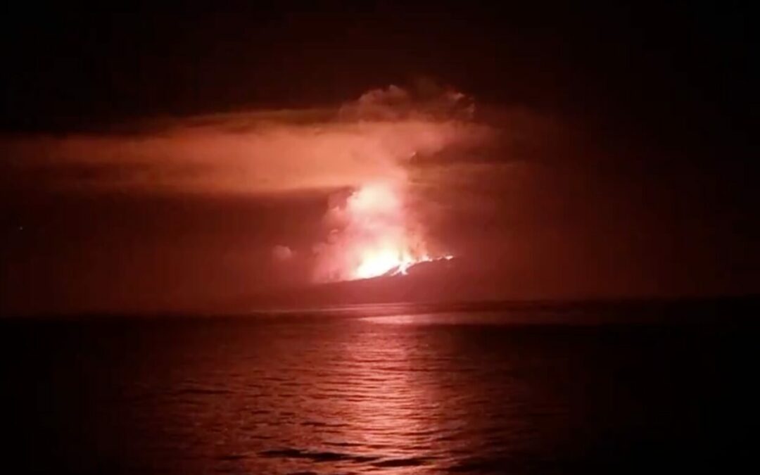 Erupcionó el volcán La Cumbre en isla Fernandina, Galápagos