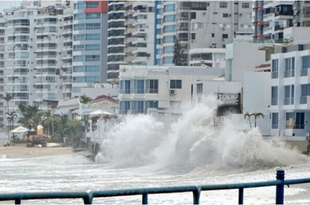 Advierten fuertes oleajes en las playas de Ecuador