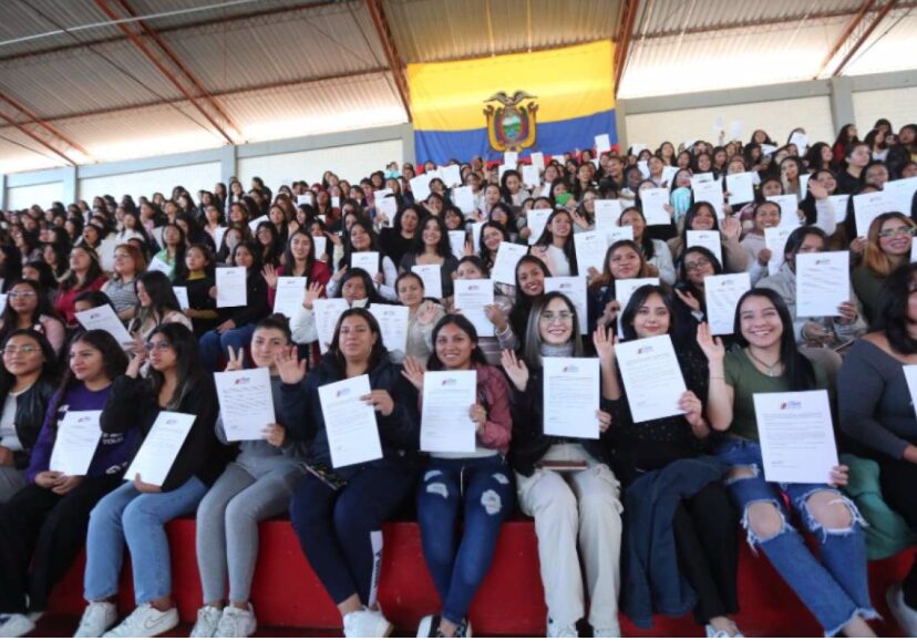 40.000 mujeres recibirán becas en educación superior