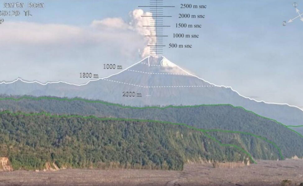 El volcán Sangay emana columnas de gas y ceniza de hasta 1 800 metros