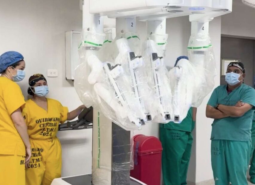 Hospital Teodoro Maldonado Carbo rompe récord tras realizar 285 cirugías con el robot Da Vinci