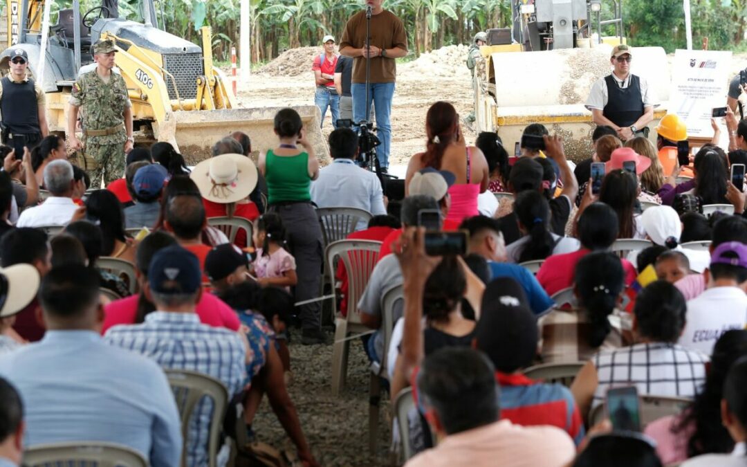 Presidente Noboa visitó la construcción de un proyecto habitacional en El Oro