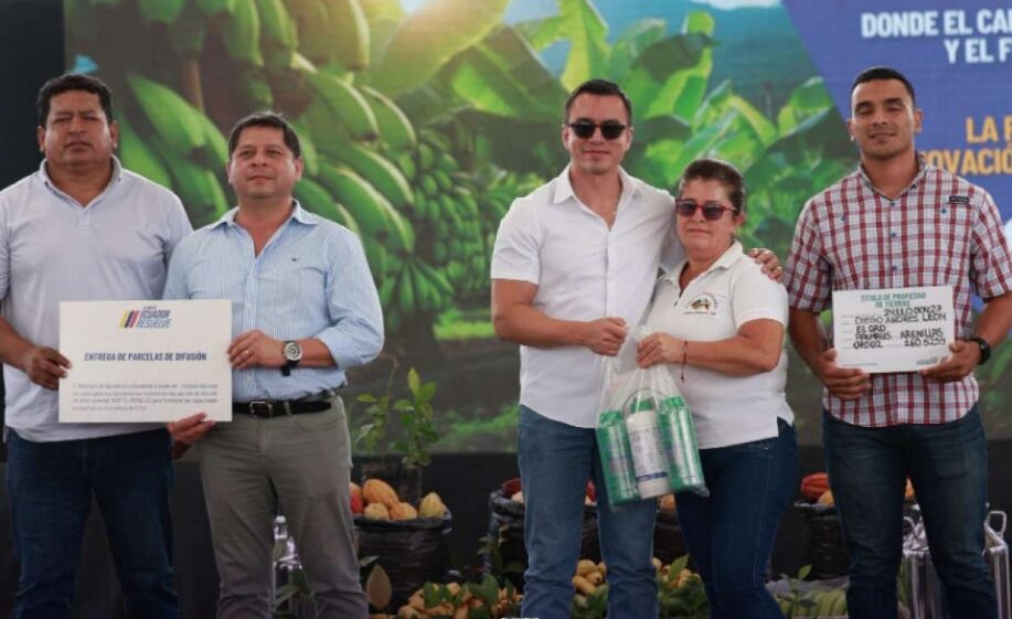 Noboa hizo la entrega de insumos agroproductivos en El Oro