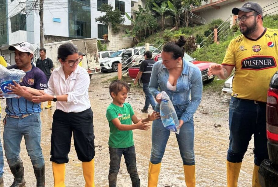 Gobierno entregó 50.000 litros de agua y una planta potabilizadora para atender la emergencia en el cantón Piñas