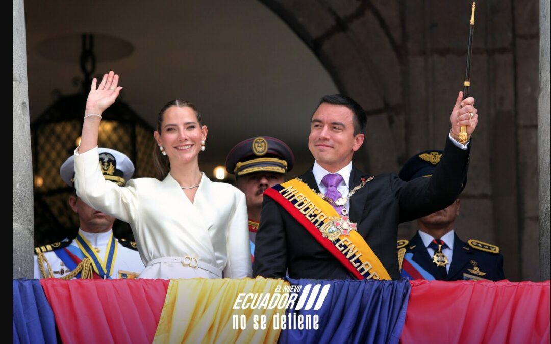 Presidente Noboa fue recibido por simpatizantes en la Plaza de la Independencia a su llegada a Carondelet