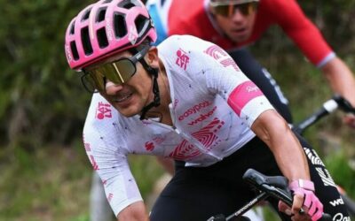 Carapaz en el podio del Giro de Italia; Simon Yates virtual ganador