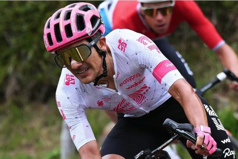 Carapaz en el podio del Giro de Italia; Simon Yates virtual ganador