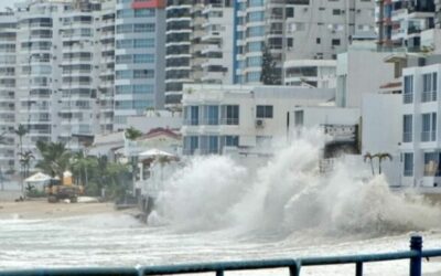 Ecuador: 26 playas están en alerta roja por oleaje