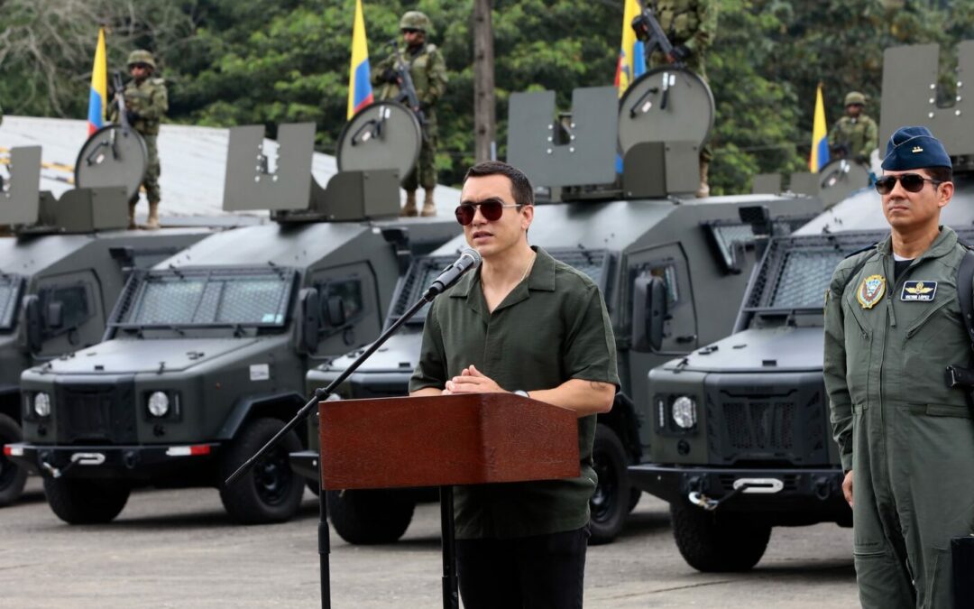 El presidente Daniel Noboa entregó 35 vehículos tácticos a las Fuerzas Armadas