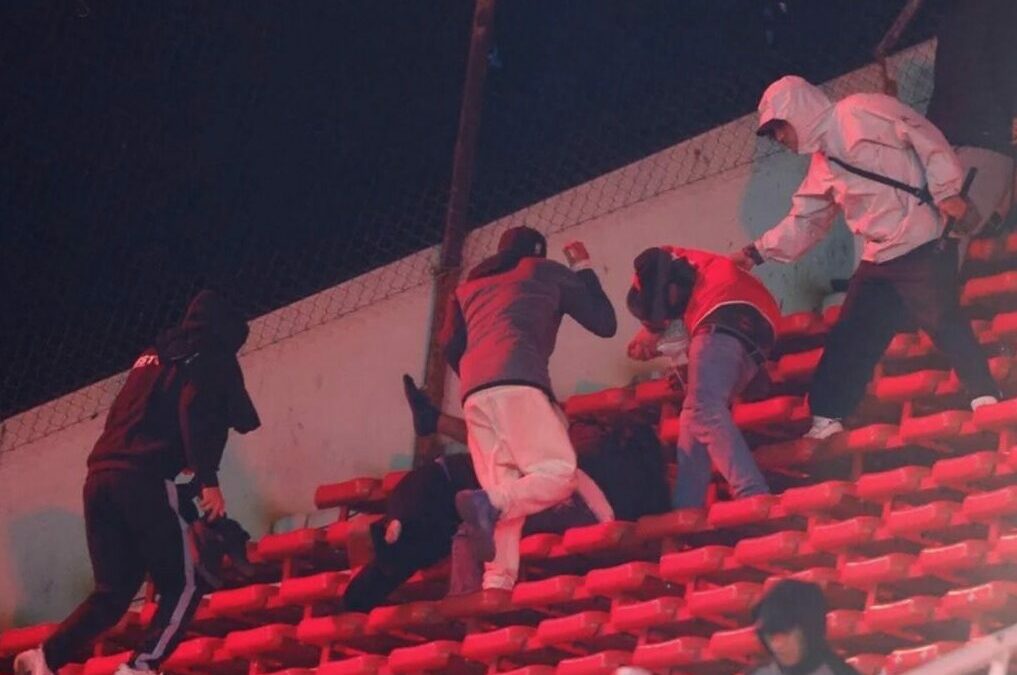 El partido entre Independiente de Avellaneda y Universidad de Chile se suspende por incidentes en las tribunas